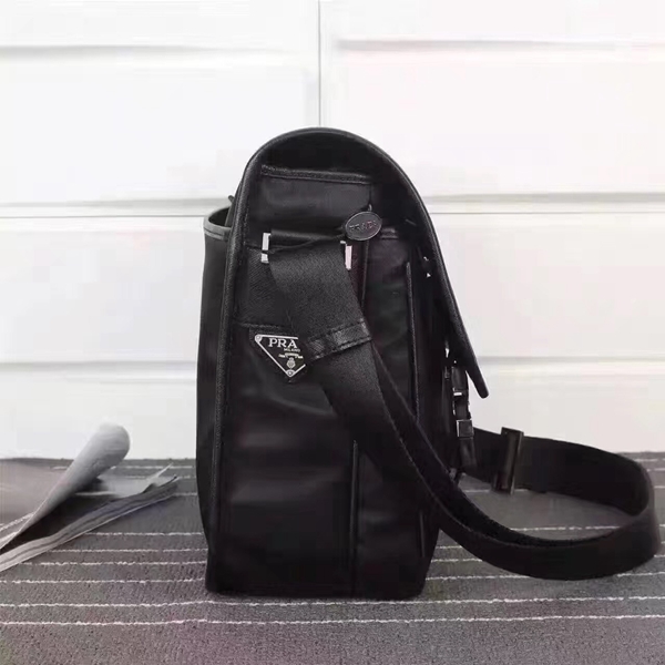 プラダバッグ背面デザイン